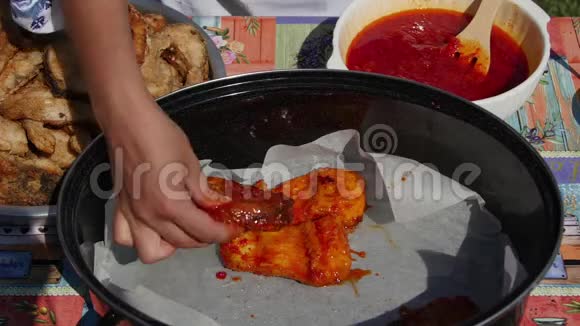 厨师调味炒鱼牛排自制辣番茄酱视频的预览图