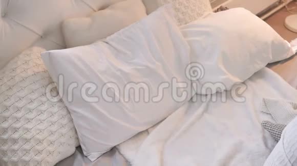 睡在床上的非洲少女的最高景观视频的预览图