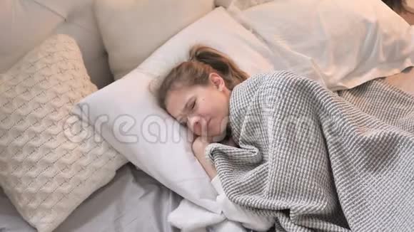 睡在床上的不安少女视频的预览图