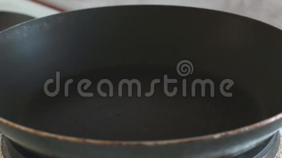 在煎锅里倒植物油视频的预览图