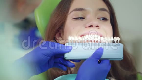 医生检查病人牙齿白度密切牙医选择颜色视频的预览图