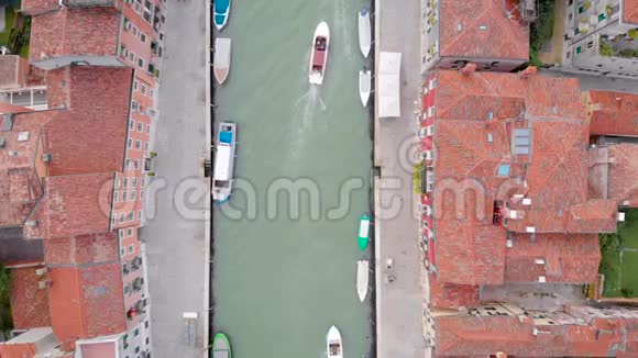 意大利威尼斯从运河的顶部和旧的瓷砖屋顶的房子一个框架从空中空中射击视频的预览图