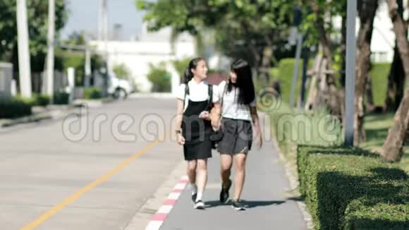 两个亚洲少年在家村街散步视频的预览图