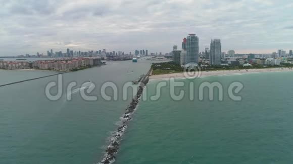 迈阿密海滩迈阿密市中心和海洋城市天际线空中景观视频的预览图