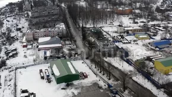 寒冷的冬天里的小镇空中摄影视频的预览图
