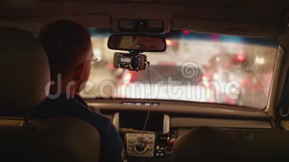 傍晚城市交通堵塞时驾车行驶的后景视频的预览图