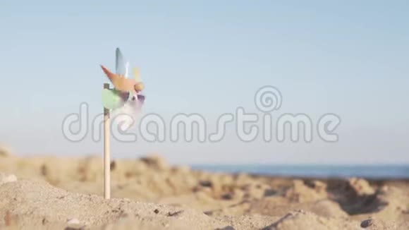 一个旋转的彩色塑料风车与吹风架视频的预览图