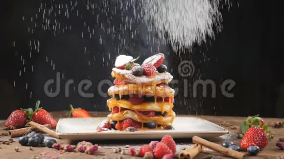 糖粉倒在煎饼上配上浆果和焦糖糖浆食品艺术甜点和甜点视频的预览图