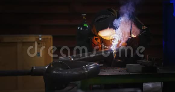 焊工在焊接面罩在工厂工作服焊接管道在工厂房间视频的预览图