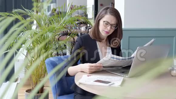 快乐的年轻女商人在咖啡馆里用笔记本电脑视频的预览图