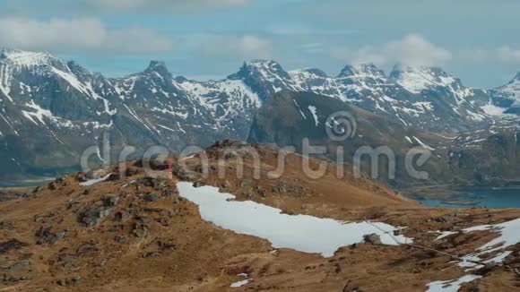 山位于挪威的春天充满了草和雪视频的预览图