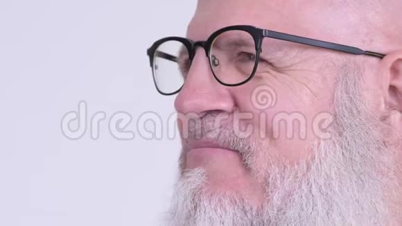 有眼镜的成熟秃头男人的脸正在接受采访视频的预览图