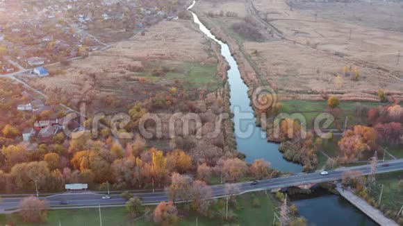 秋天田野之间的河流和桥梁视频的预览图