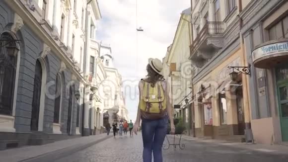 年轻女子走在欧洲的欧洲街道上观光享受很有趣视频的预览图