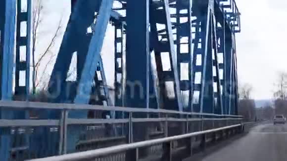 乘汽车过桥从一个银行到另一个银行视频的预览图