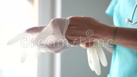 国际护士日医务处医务处戴无菌手套的女性手部特写视频的预览图