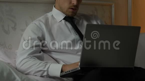 疲倦的人揉太阳穴在家里做笔记本电脑最后期限项目压力视频的预览图