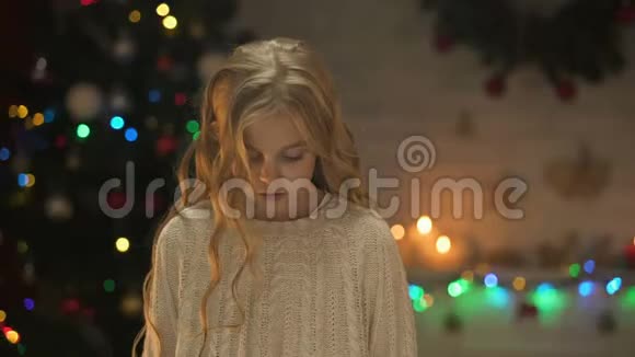 孤独的小女孩伸出援助之手在孤儿院做慈善圣诞节视频的预览图