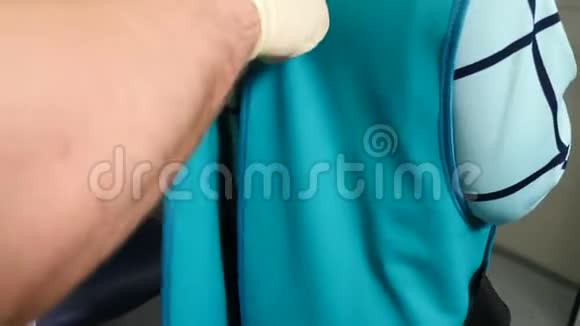 现代临床x线手术前医生将皮带固定在铅裙板上的后视图快照牙医位置X视频的预览图