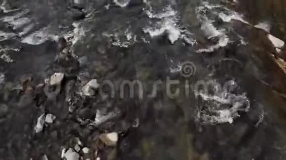 特写拍摄在山河之上视频的预览图