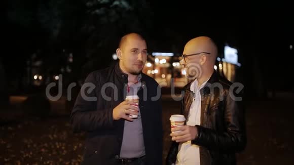 这两个人晚上从纸板杯里喝咖啡聊天视频的预览图