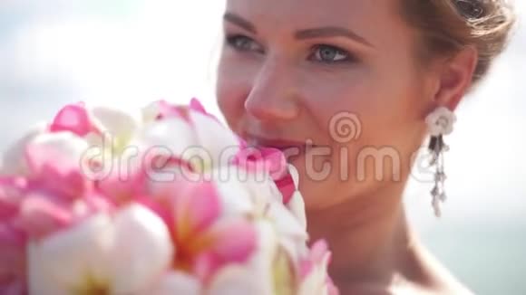 美丽的新娘微笑着在婚礼的那一天看起来是那么的幸福视频的预览图