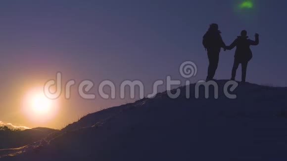 登山者快乐的剪影在征服了高山之后举起双手从快乐中跳跃视频的预览图