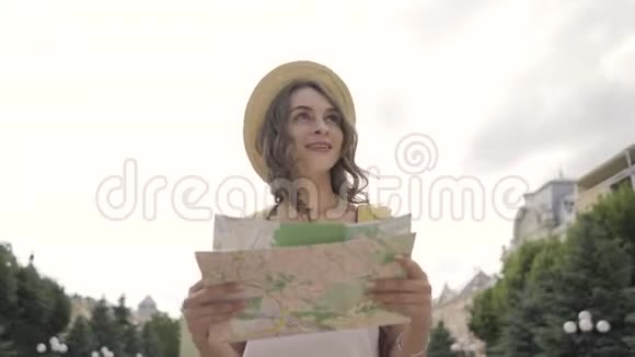 迷人的年轻女子在一个欧洲小镇旅行喜欢这些风景视频的预览图