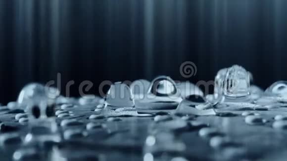 慢动作抽象镜头美丽超现实水滴下来视频的预览图