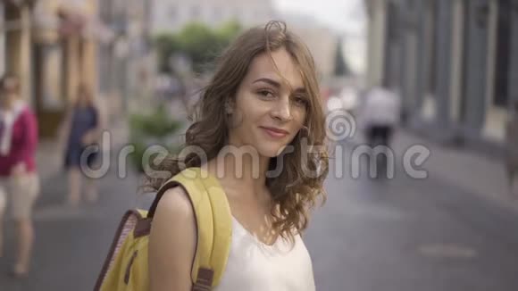 在日落时分一位年轻的黑发女人带着可爱的雀斑穿着白色衬衫的女孩慢动作视频的预览图