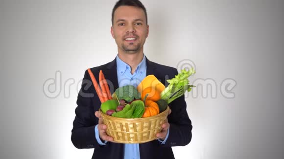 商人新鲜有机水果健康天然蔬菜篮子视频的预览图