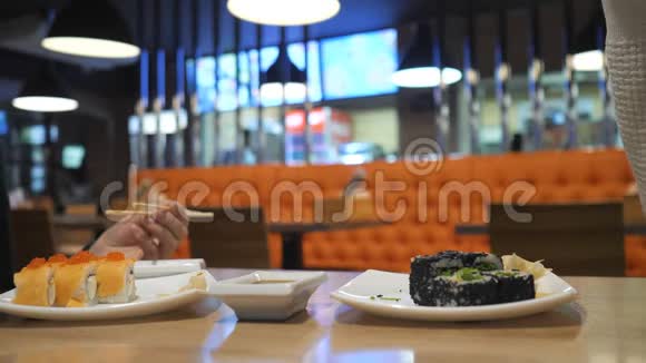 在日本餐馆寿司吧吃寿司的快乐夫妻视频的预览图