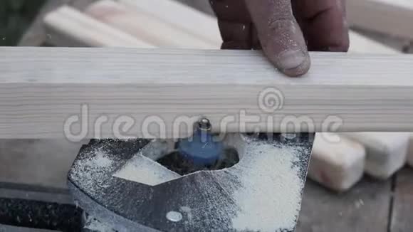 在铣床上加工木材用电动工具加工手工木材视频的预览图