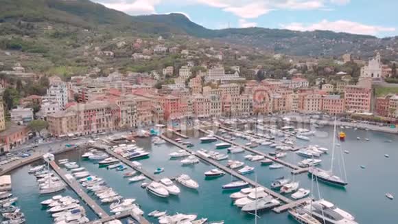 空中射击圣玛格丽塔利图是意大利利古里亚海岸一个美丽的度假小镇从海湾看在视频的预览图
