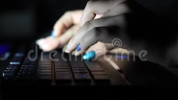 键盘上输入女性手的特写视频的预览图