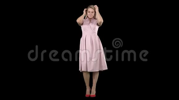 美丽的女士穿着粉色礼服阿尔法频道视频的预览图