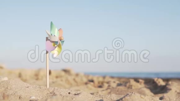 顶着蓝天的风车玩具夏季概念视频的预览图