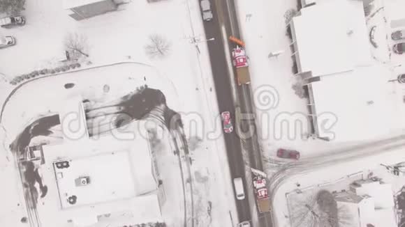红雪犁卡车在冬季的道路上行驶视频的预览图