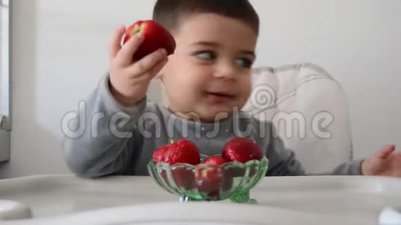 2岁的小男孩迫不及待地想吃草莓视频的预览图