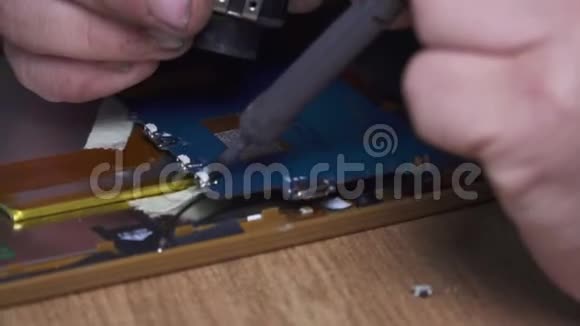 一个专门的焊料破碎和拆卸的平板电脑特写视频的预览图