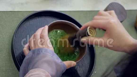 抹茶绿茶的制作工艺传统日式竹器视频的预览图