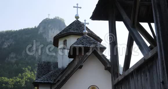 东正教教堂的一部分山上有一个十字架视频的预览图