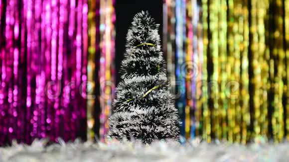圣诞树出现在节日背景上视频的预览图