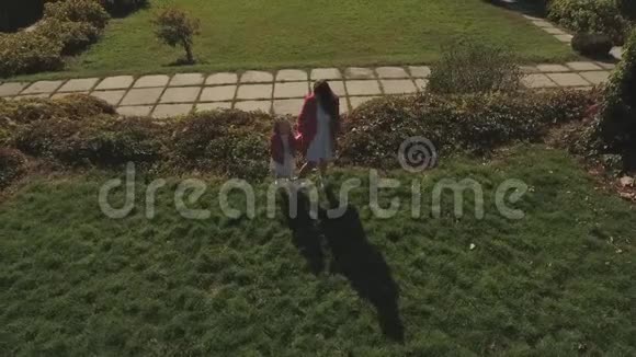 妈妈和女儿在公园跳舞无人驾驶飞机中弹视频的预览图