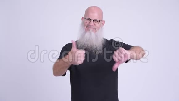 愚蠢的成熟秃头男人在竖起大拇指和竖起大拇指之间做出选择视频的预览图