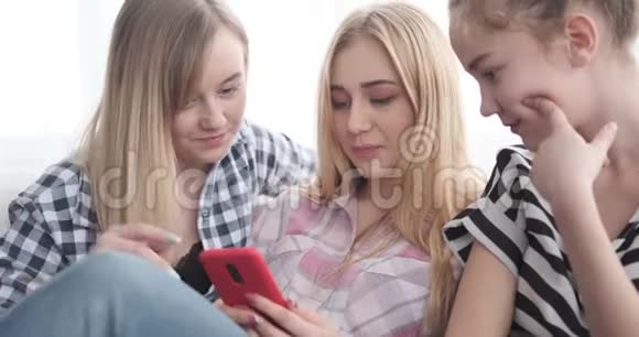 少女在手机上浏览社交媒体内容视频的预览图