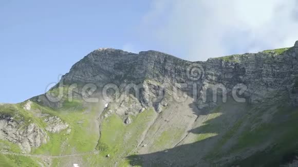 夏天有太阳耀斑的山谷青山绿水视频的预览图