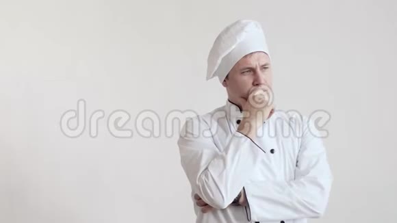 厨师是戴着帽子的人站在一个明亮的房间里抓住一个人的手有些东西是视频的预览图