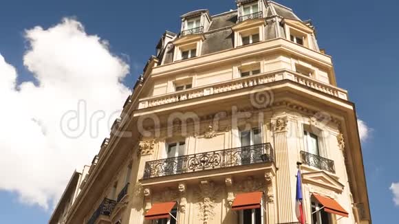 巴黎市中心香榭丽舍大街公寓楼视频的预览图