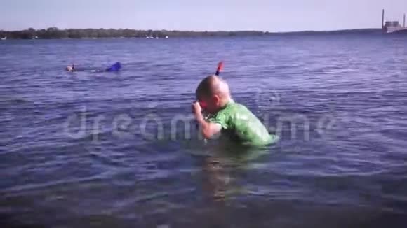 两个小男孩在暑假的高度在湖里浮潜考虑一下暑假夏令营的录像无忧无虑年轻视频的预览图